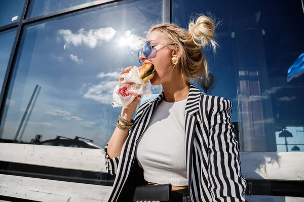 Porträtt Härlig Blond Flicka Klädd Solglasögon Randig Jacka Och Vit — Stockfoto
