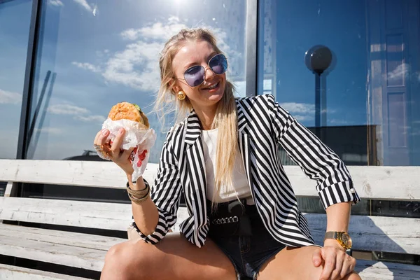 Porträt Eines Hübschen Blonden Mädchens Mit Sonnenbrille Gestreifter Jacke Und — Stockfoto