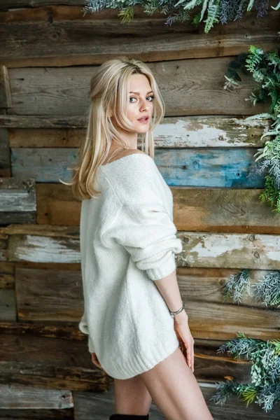 Studio Portret Van Schoonheid Blonde Vrouw Dragen Witte Trui Vrouwelijke — Stockfoto