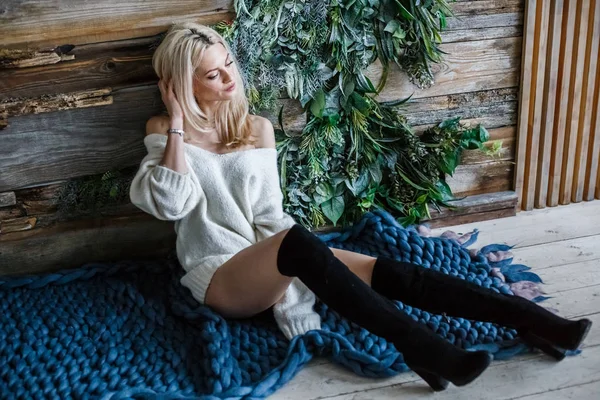 스웨터를 아름다움 여자의 스튜디오 초상화 배경에 — 스톡 사진