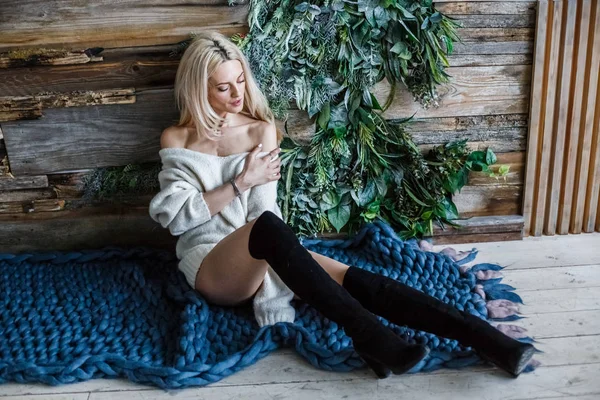 스웨터를 아름다움 여자의 스튜디오 초상화 배경에 — 스톡 사진