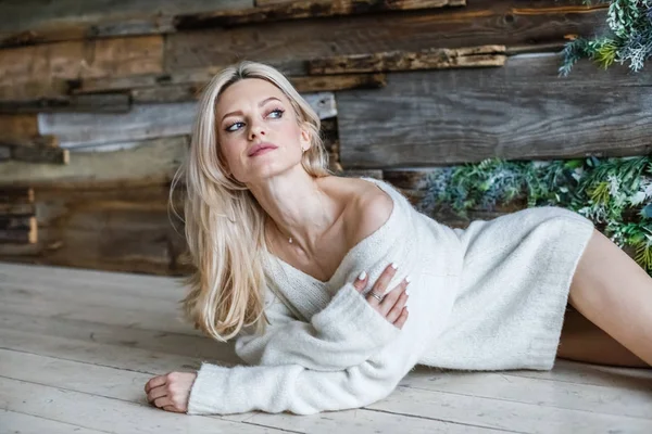 Studio Portret Van Schoonheid Blonde Vrouw Dragen Witte Trui Vrouwelijke — Stockfoto