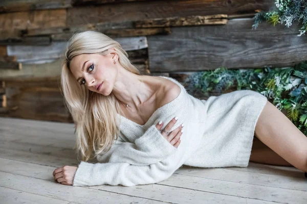 Studiový Portrét Krása Blond Ženy Nosí Bílý Svetr Modelka Leží — Stock fotografie