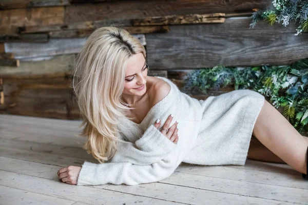 Studio Portret Van Schoonheid Blonde Vrouw Dragen Witte Trui Vrouwelijke — Stockfoto