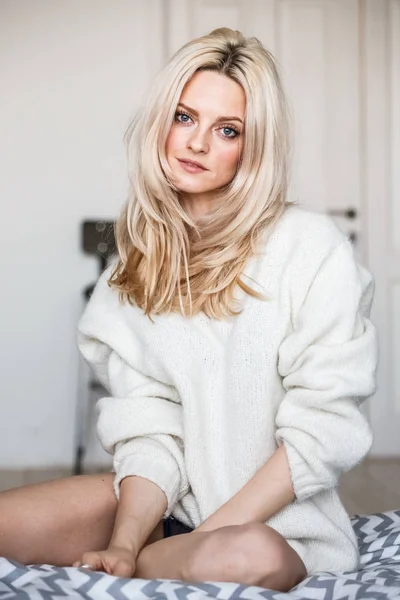 Studioporträt Einer Schönen Blonden Frau Mit Weißem Pullover Weibliches Model — Stockfoto