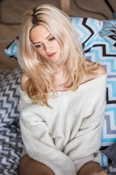 Студийный Портрет Блондинки Белом Свитере Женская Модель Стильным Макияжем Лежащей — стоковое фото