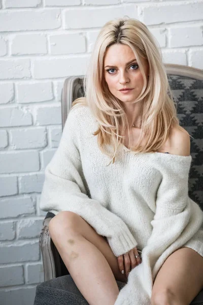 Studio Portret Van Schoonheid Blonde Vrouw Dragen Witte Trui Vrouwelijk — Stockfoto