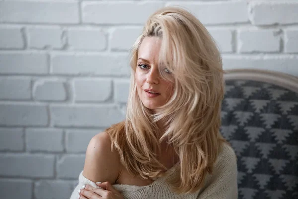 Studioporträt Einer Schönen Blonden Frau Mit Weißem Pullover Weibliches Modell — Stockfoto