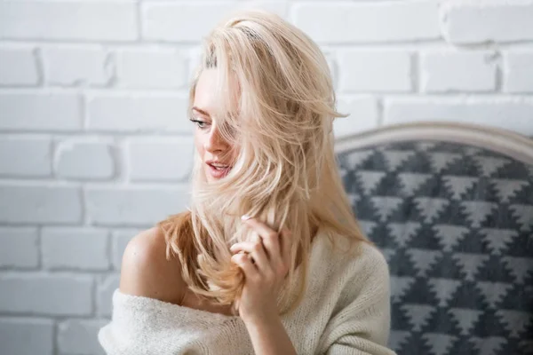 Retrato Estudio Mujer Rubia Belleza Con Suéter Blanco Modelo Femenino —  Fotos de Stock