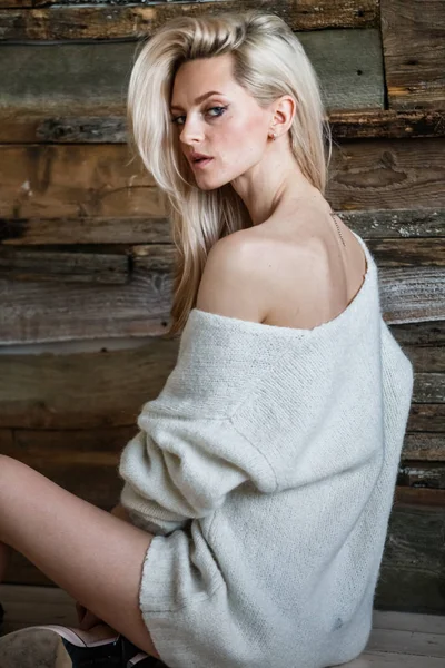 Studioporträt Einer Schönen Blonden Frau Mit Weißem Pullover Weibliches Modell — Stockfoto