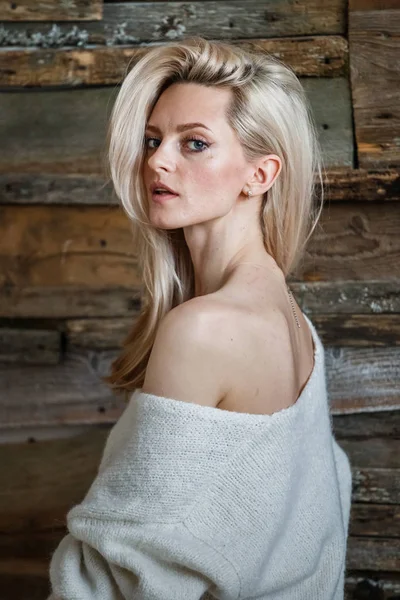 Retrato Estudio Mujer Rubia Belleza Con Suéter Blanco Modelo Femenino —  Fotos de Stock