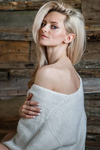 Estúdio Retrato Mulher Loira Beleza Vestindo Camisola Branca Modelo Feminino — Fotografia de Stock