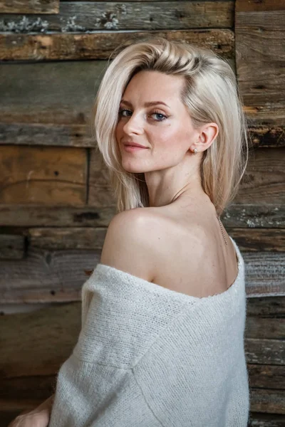 Studioporträt Einer Schönen Blonden Frau Mit Weißem Pullover Weibliches Modell — Stockfoto