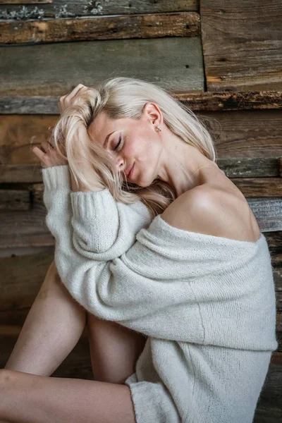 Retrato Estudio Mujer Rubia Belleza Con Suéter Blanco Modelo Femenino —  Fotos de Stock