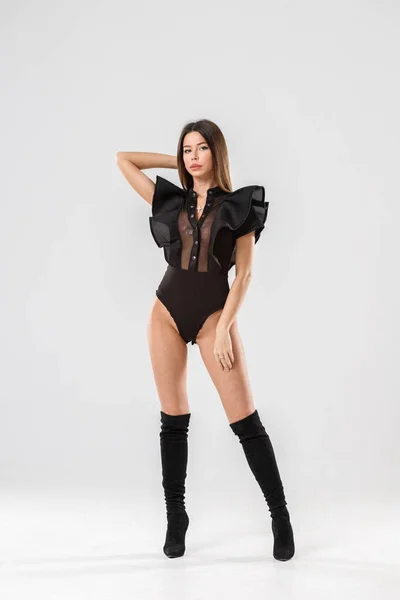 Modeatelier Porträt Der Schönen Weiblichen Modell Schwarzer Kleidung Junge Brünette — Stockfoto