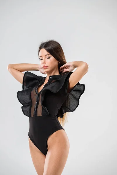 Modeatelier Porträt Der Schönen Weiblichen Modell Schwarzer Kleidung Junge Brünette — Stockfoto