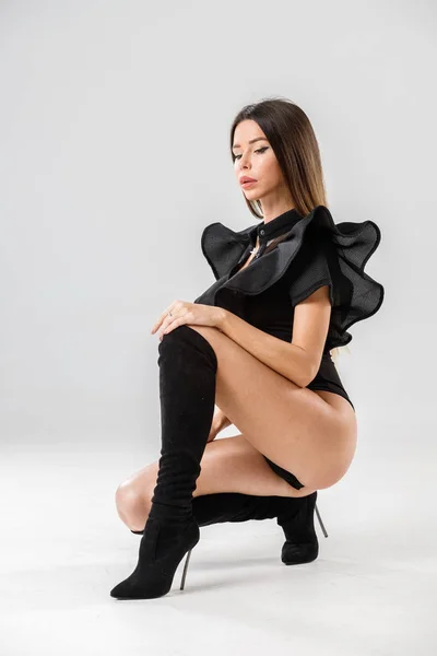 Ritratto Studio Moda Bella Modella Femminile Vestiti Neri Giovane Donna — Foto Stock