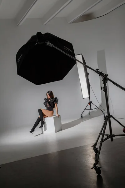 Retrato Estudio Moda Hermosa Modelo Femenina Ropa Negra Mujer Morena —  Fotos de Stock