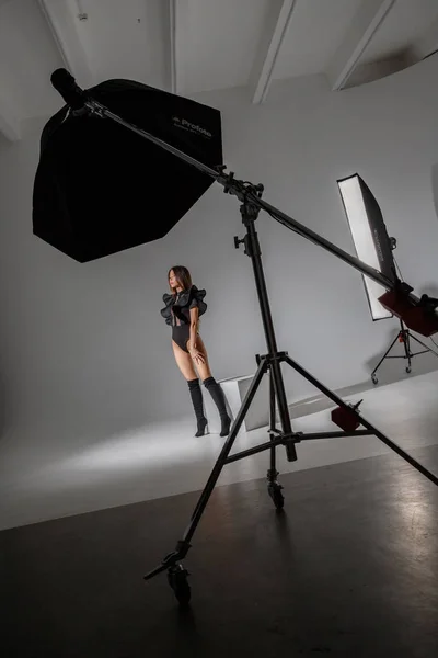 Модна Студія Портрет Красивої Жіночої Моделі Чорному Одязі Молода Брюнетка — стокове фото