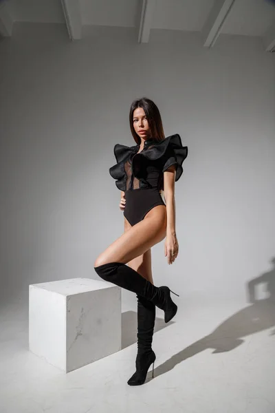 Fashion Studio Portret Pięknej Modelki Czarne Ubrania Młoda Brunetka Kobieta — Zdjęcie stockowe