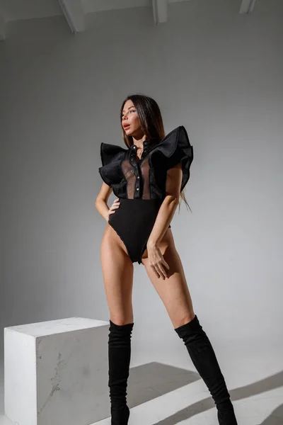 Retrato Estudio Moda Hermosa Modelo Femenina Ropa Negra Mujer Morena — Foto de Stock