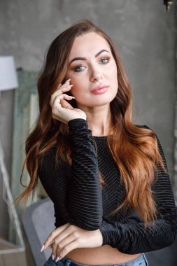 Güzellik Kızıl saçlı kadın siyah bluz ve kot lüks daireler iç ayakta portresi  