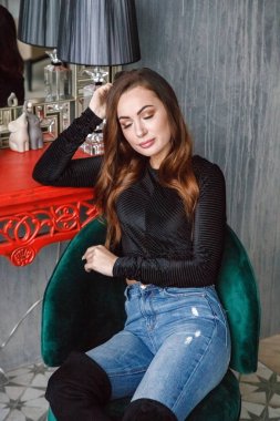 Güzellik Kızıl saçlı kadının siyah bluz ve kot, ev iç yeşil koltuk oturma portre  