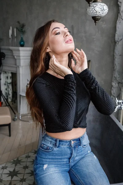 Porträt Der Schönheit Rothaarige Frau Schwarzer Bluse Und Blauer Jeans — Stockfoto