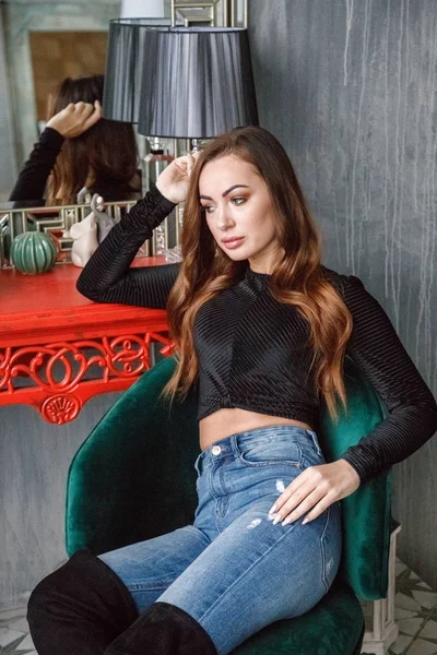 Porträtt Skönhet Rödhårig Kvinna Svart Blus Och Blå Jeans Sitter — Stockfoto