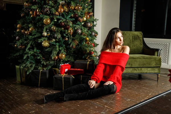 Krásná Brunetka Červené Bundě Pózuje Vánočního Stromu Domácí Interiér — Stock fotografie