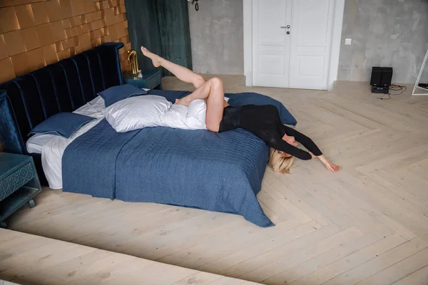 여자의 스튜디오 아파트 인테리어에서 침대에 포즈를 취하는 — 스톡 사진