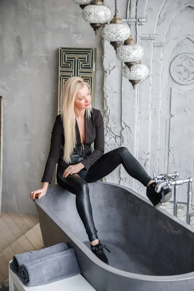 Sexy Blonde Meisje Een Zwarte Legging Jas Poseren Appartementen Interieur — Stockfoto