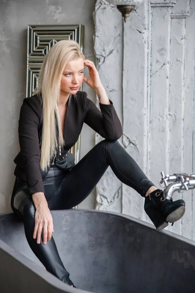 Sexy Blonde Mädchen Schwarzen Leggings Und Jacke Posiert Wohnungen Interieur — Stockfoto