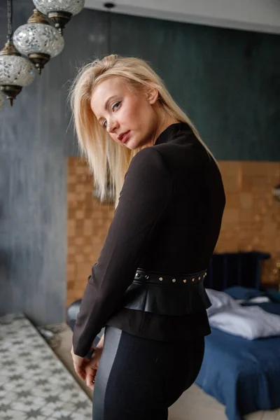 Sexy Fille Blonde Leggings Noirs Veste Posant Dans Intérieur Des — Photo