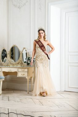 Bej Güzellik esmer modelinde portresi elbise ayakta dekore edilmiş lüks iç 