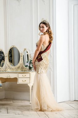 Bej Güzellik esmer modelinde portresi elbise ayakta dekore edilmiş lüks iç 