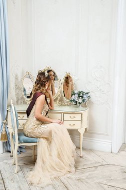 Bej Güzellik esmer modelinde portresi elbise dekore edilmiş lüks iç oturma 