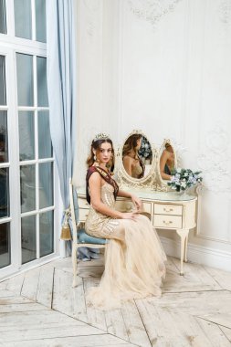 Bej Güzellik esmer modelinde portresi elbise dekore edilmiş lüks iç oturma 