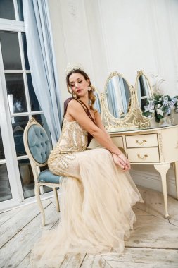 Bej Güzellik esmer modelinde portresi elbise dekore edilmiş lüks iç oturma 