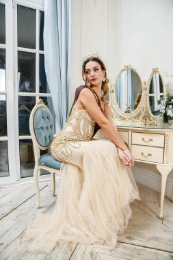 Bej Güzellik esmer modelinde portresi elbise dekore edilmiş lüks iç oturma 