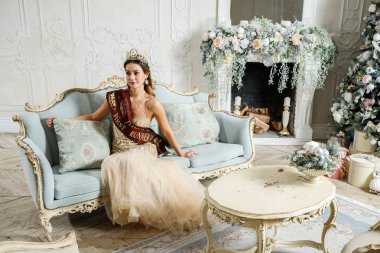 Bej Güzellik esmer modelinde portresi elbise dekore edilmiş lüks iç oturma 