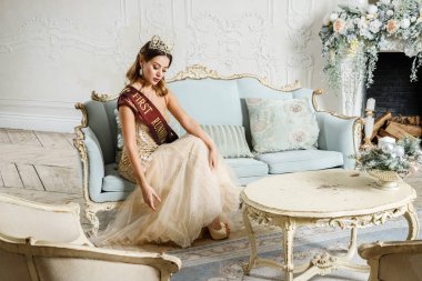 Bej Güzellik esmer modelinde portresi elbise dekore edilmiş lüks iç oturma 