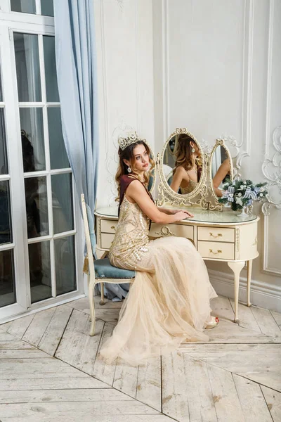 Retrato Modelo Morena Belleza Vestido Beige Sentado Interior Lujo Decorado — Foto de Stock