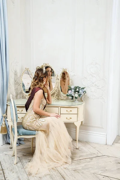 Bej Güzellik esmer modelinde portresi elbise dekore edilmiş lüks iç oturma 