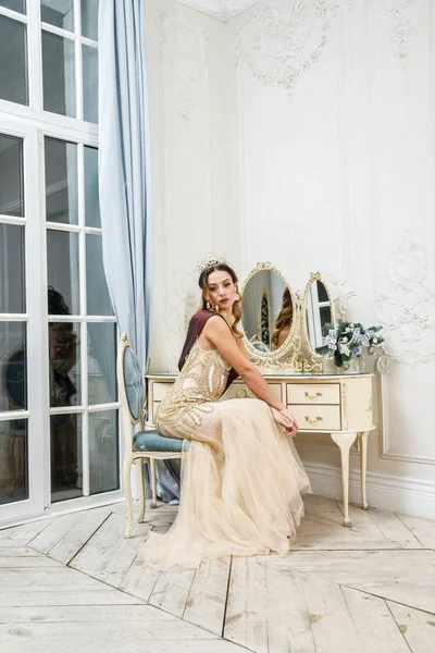 Bej Güzellik Esmer Modelinde Portresi Elbise Dekore Edilmiş Lüks Oturma — Stok fotoğraf
