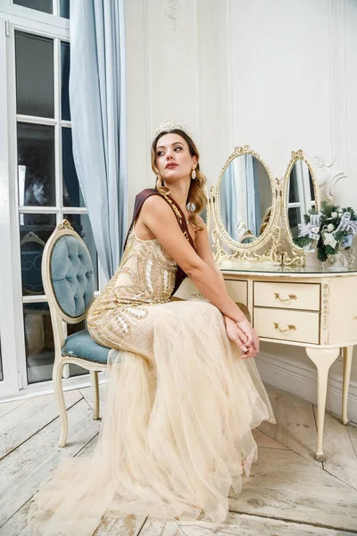 Bej Güzellik esmer modelinde portresi elbise dekore edilmiş lüks iç oturma 