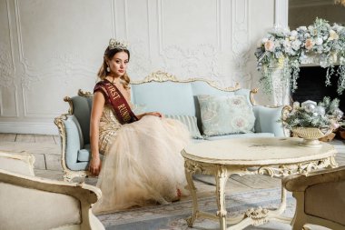 Bej Güzellik esmer modelinde portresi elbise dekore edilmiş lüks iç oturma 