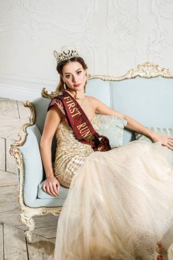 Bej Güzellik esmer modelinde portresi elbise dekore edilmiş lüks iç oturma 