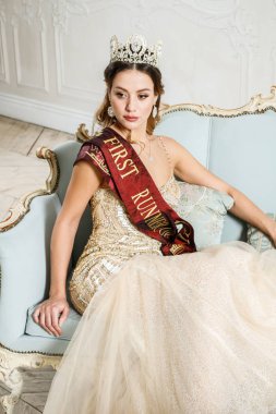 Bej Güzellik esmer modelinde portresi elbise dekore edilmiş lüks iç oturma 