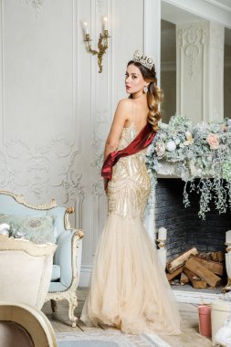 Bej Güzellik esmer modelinde portresi elbise ayakta dekore edilmiş lüks iç 